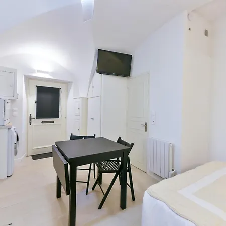 L'esperance Joli Petit Situe Dans Le Suquet, Proche Des Commerces, Palais Et Plages *