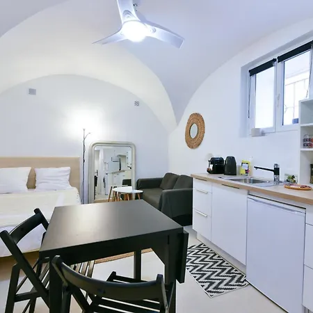 L'esperance Joli Petit Situe Dans Le Suquet, Proche Des Commerces, Palais Et Plages Cannes